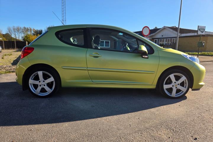 Grøn Peugeot 207 fra 2007