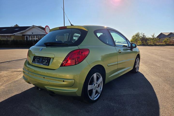 Grøn Peugeot 207 fra 2007