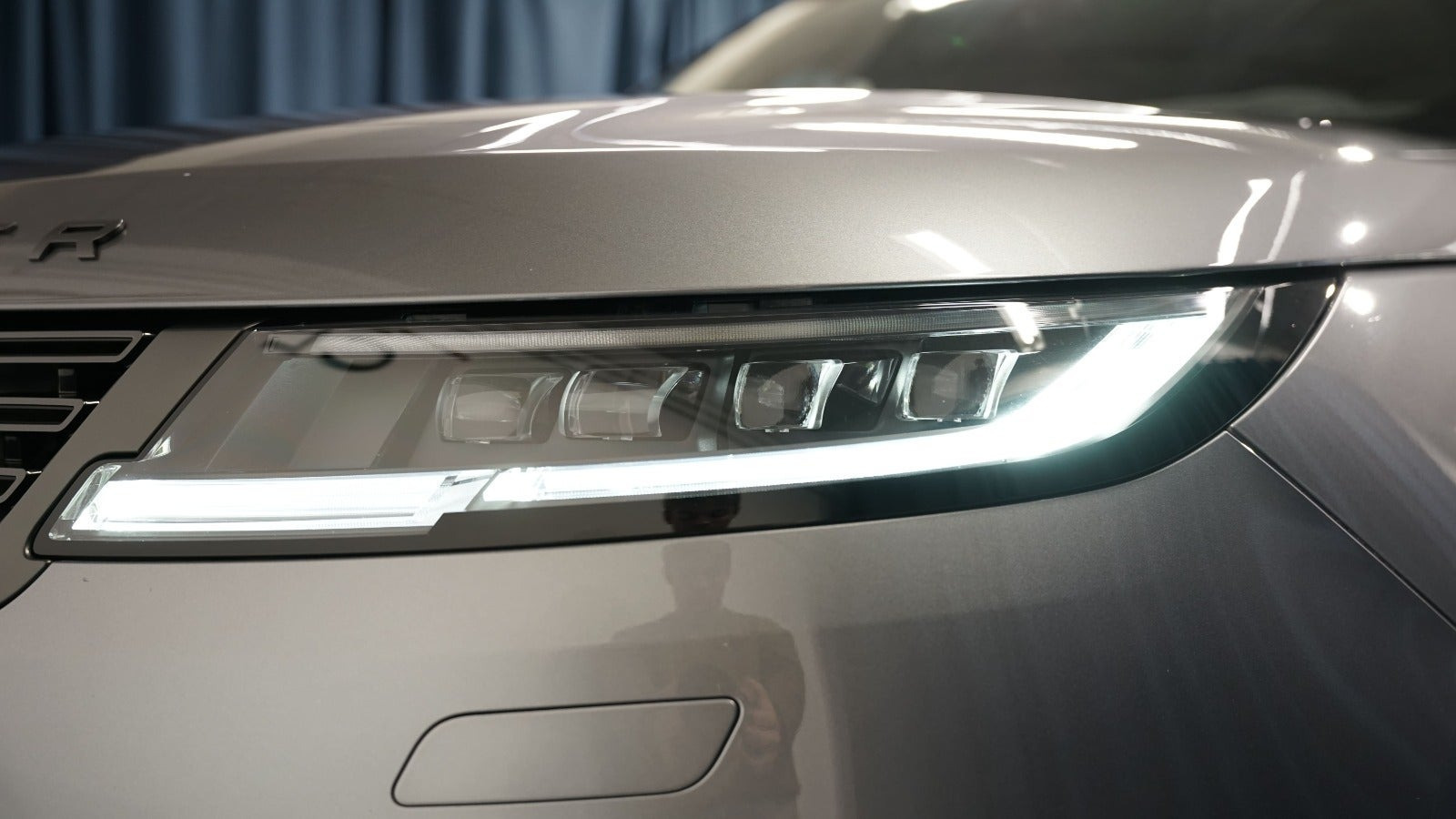 Grå Land Rover Range Rover sport fra 2024
