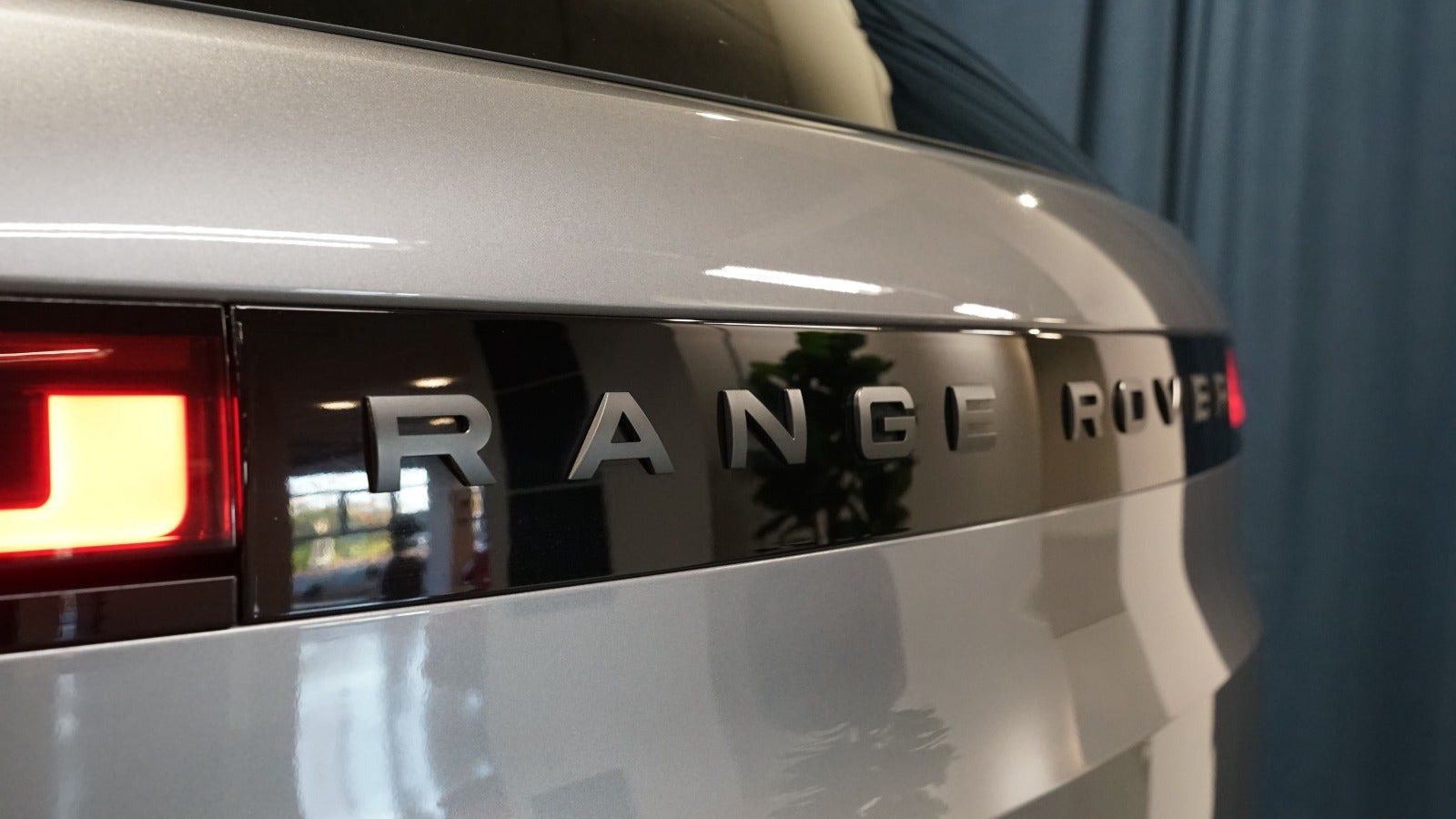 Grå Land Rover Range Rover sport fra 2024