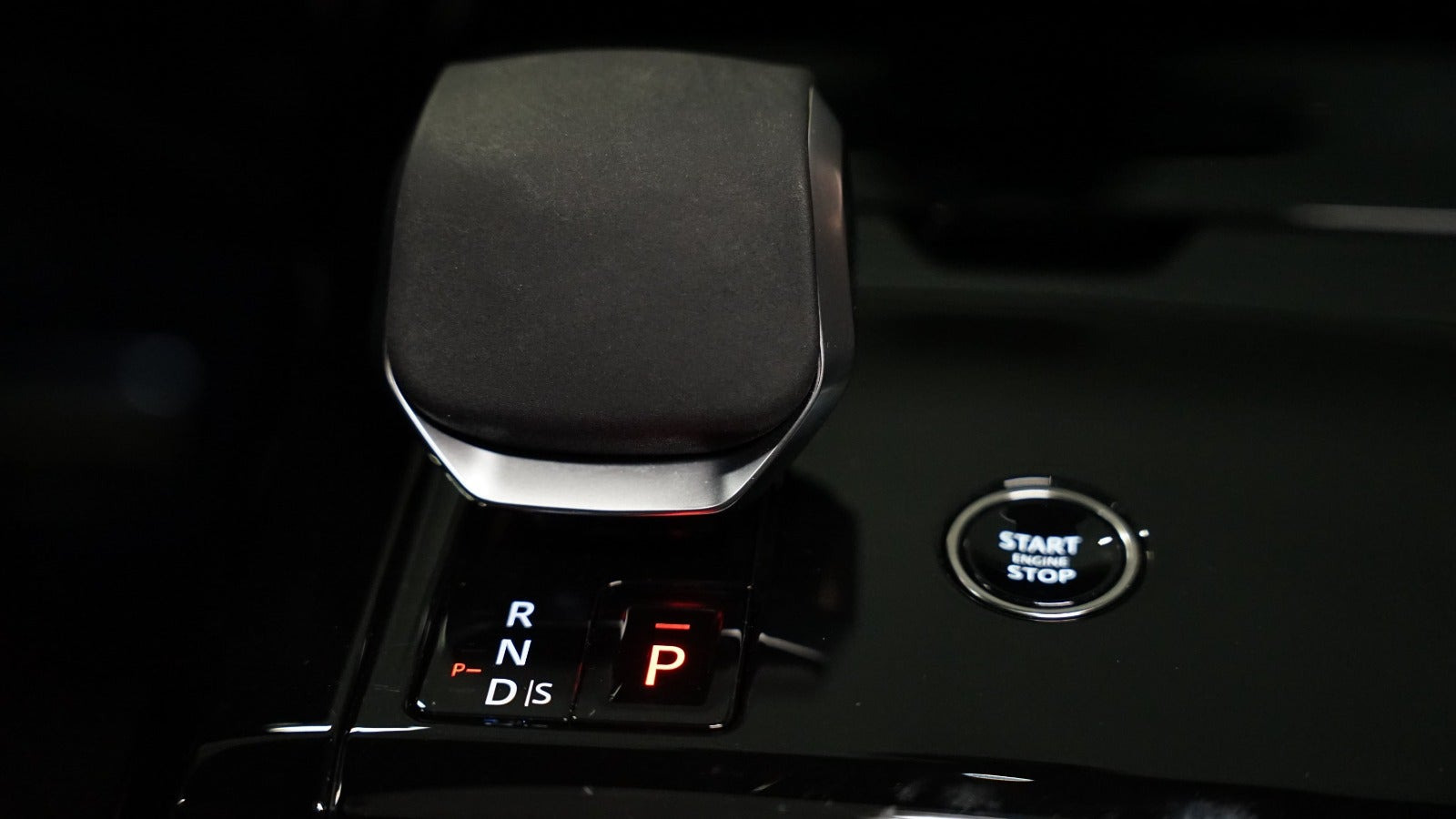 Grå Land Rover Range Rover sport fra 2024