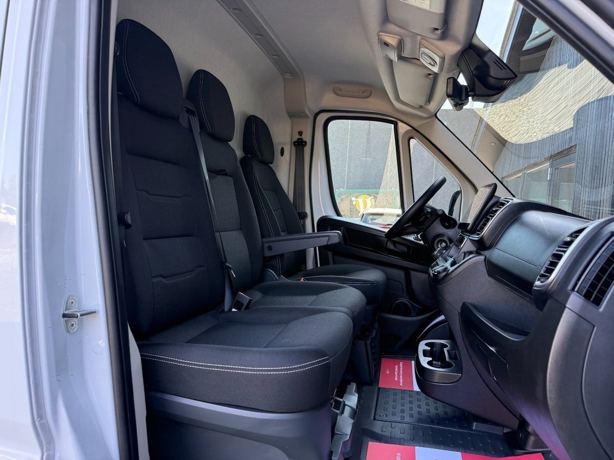 Hvid Opel Movano-e 35H fra 2025