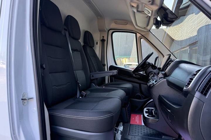 Hvid Opel Movano-e 35H fra 2025