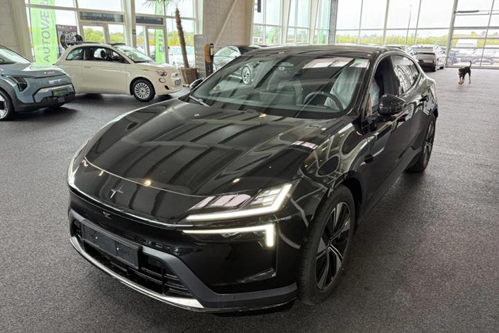Sort Polestar 4 fra 2026