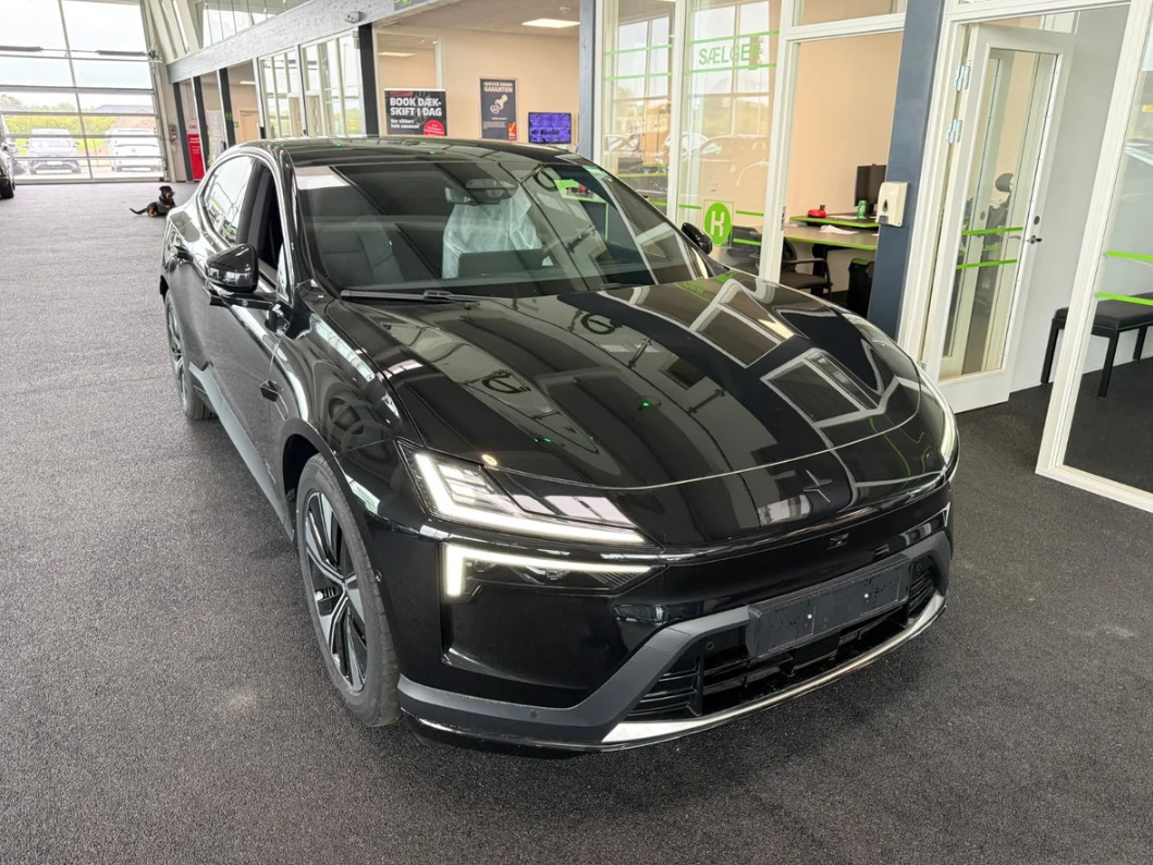Sort Polestar 4 fra 2026