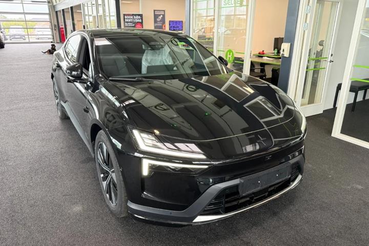 Sort Polestar 4 fra 2026