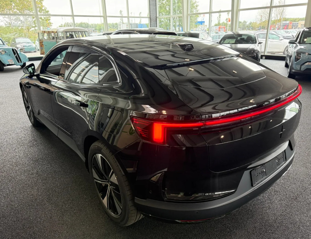 Sort Polestar 4 fra 2026