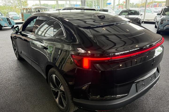 Sort Polestar 4 fra 2026