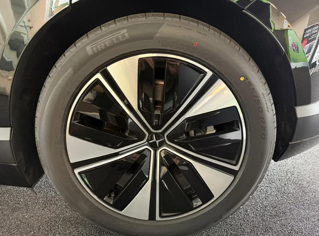 Sort Polestar 4 fra 2026