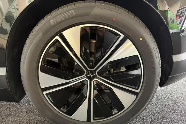 Sort Polestar 4 fra 2026