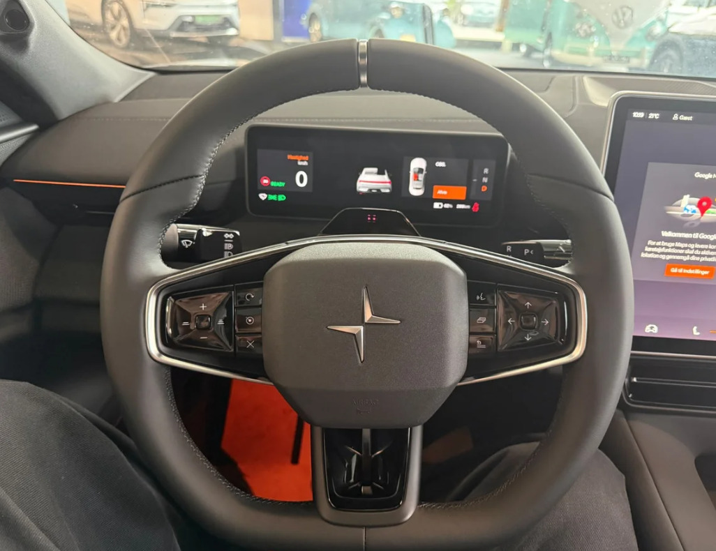 Sort Polestar 4 fra 2026