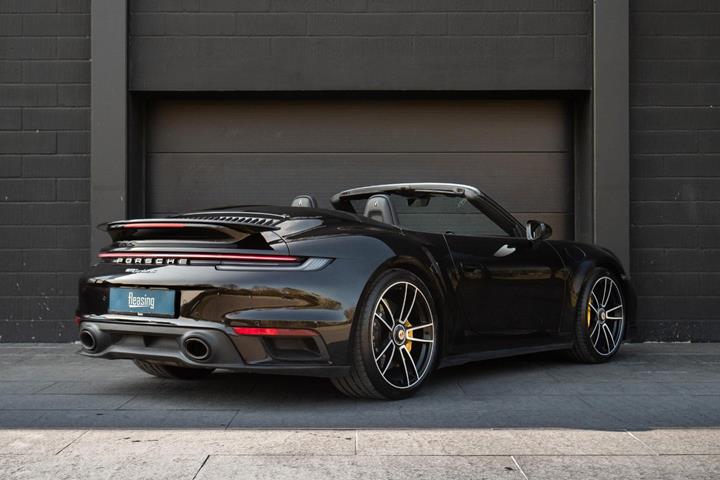 Sort Porsche 911 Turbo S fra 2020