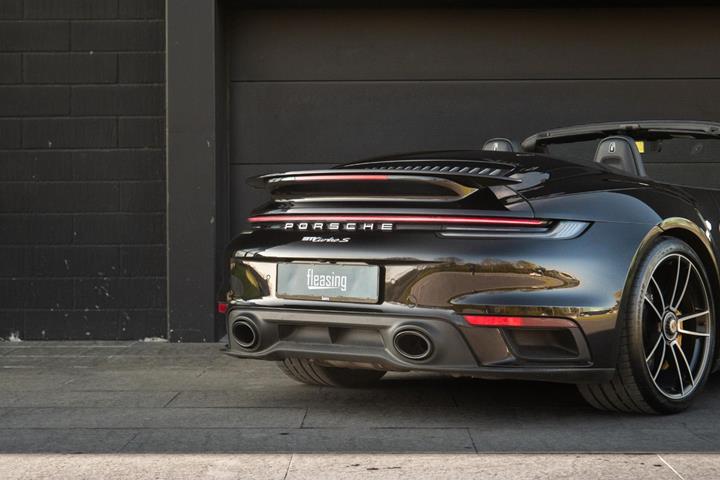 Sort Porsche 911 Turbo S fra 2020