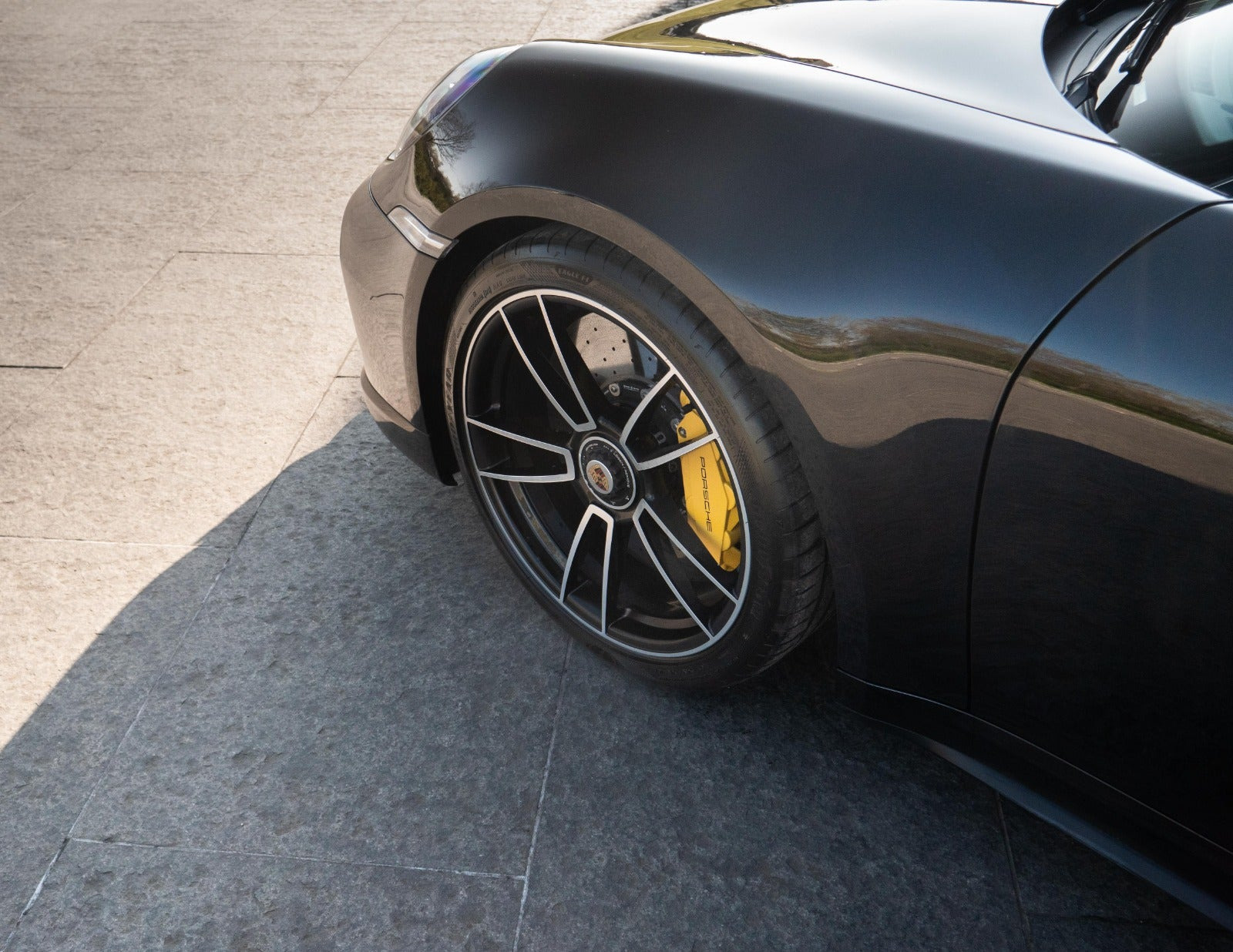 Sort Porsche 911 Turbo S fra 2020