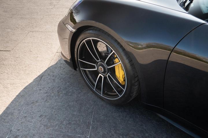 Sort Porsche 911 Turbo S fra 2020