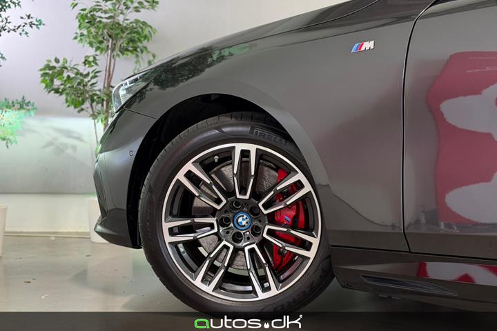 Hvid BMW i5 fra 2025