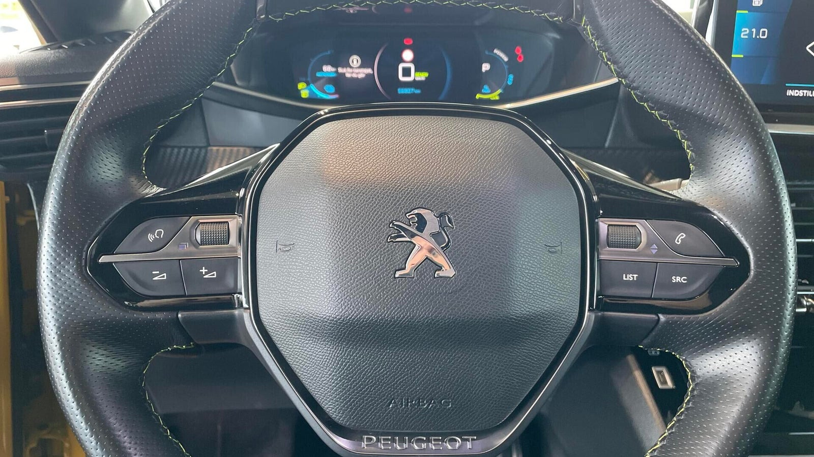 Gul Peugeot e-208 fra 2021