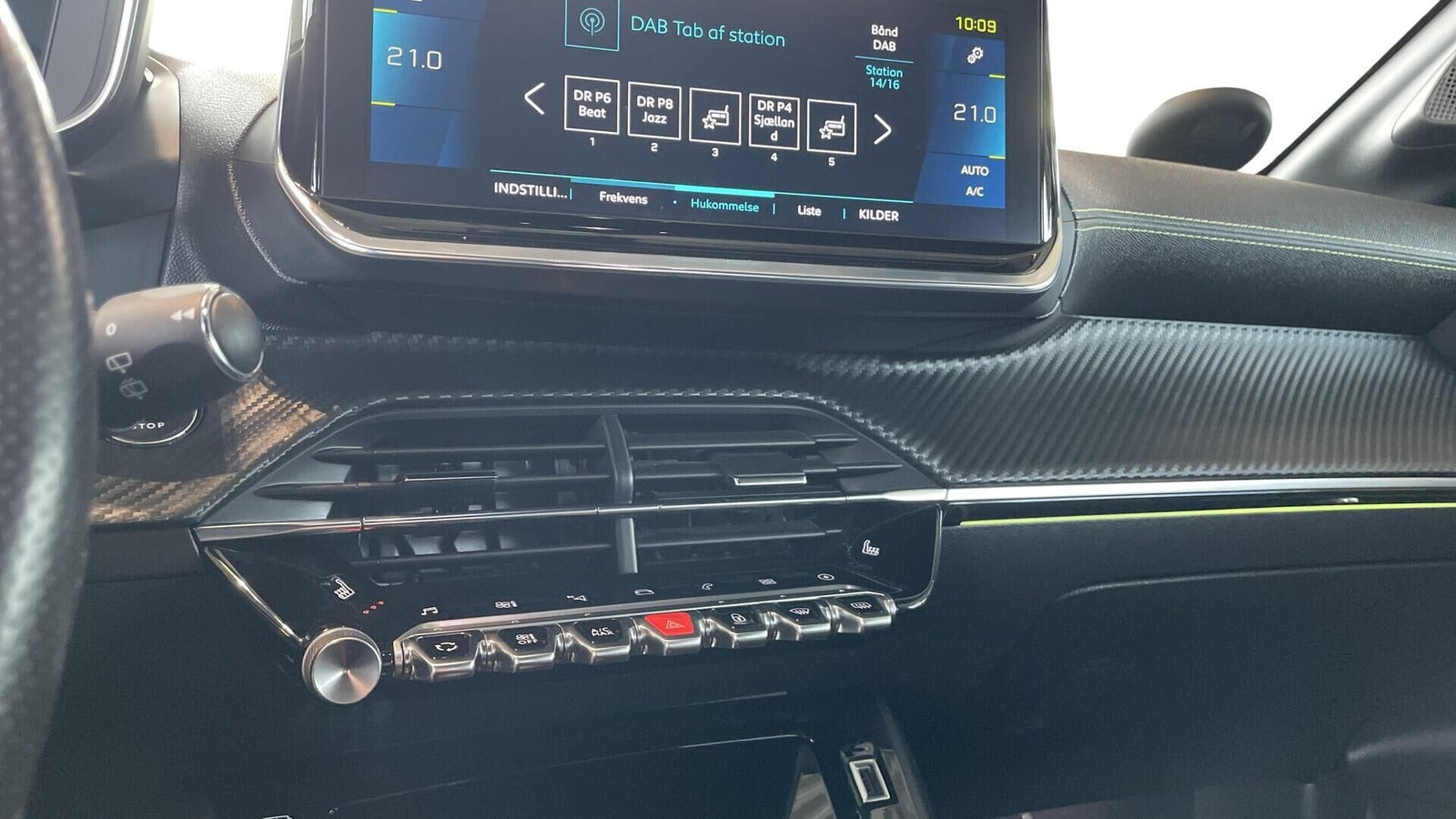 Gul Peugeot e-208 fra 2021