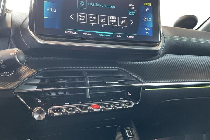 Gul Peugeot e-208 fra 2021