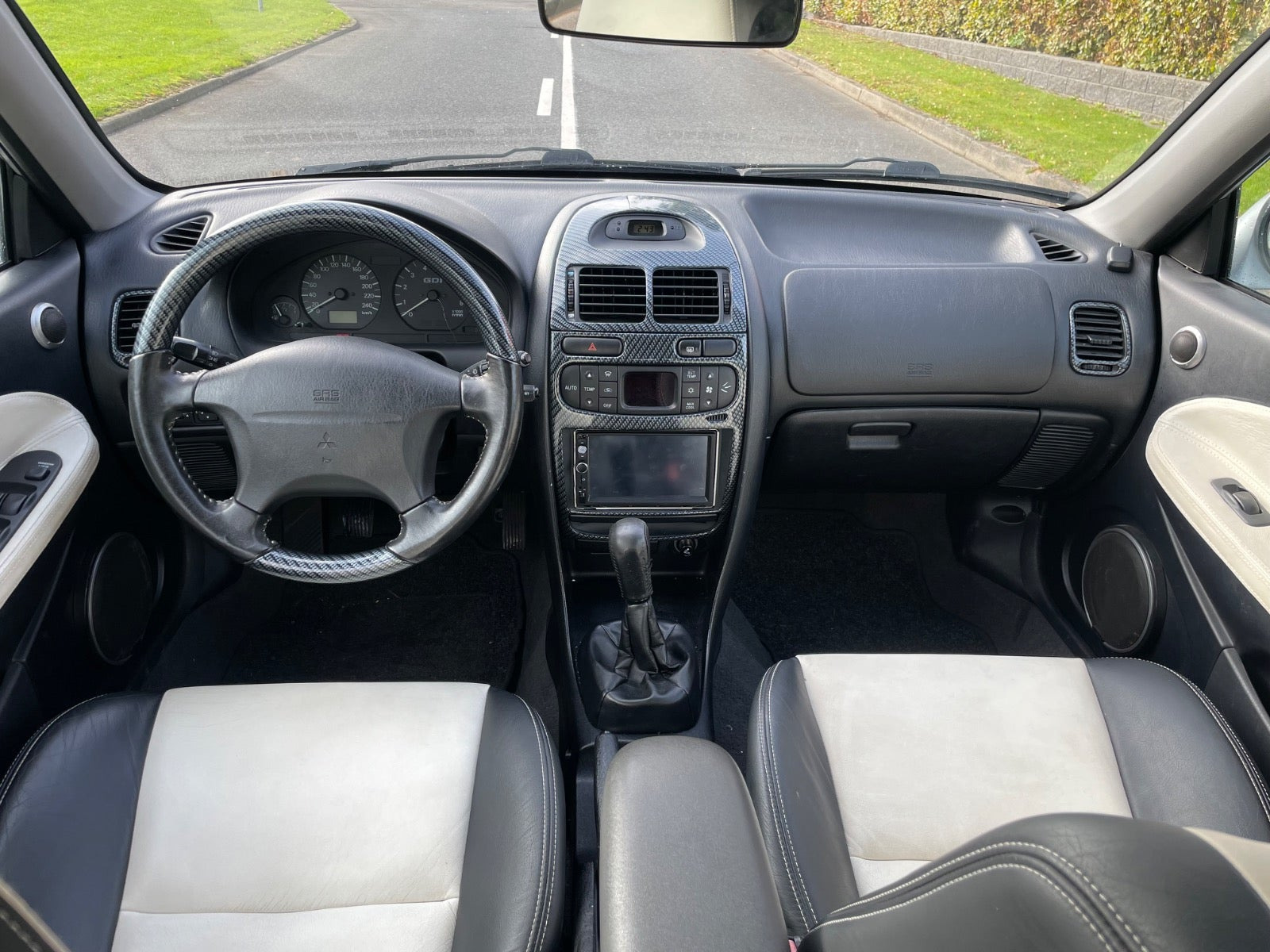 Hvid Mitsubishi Carisma fra 1999