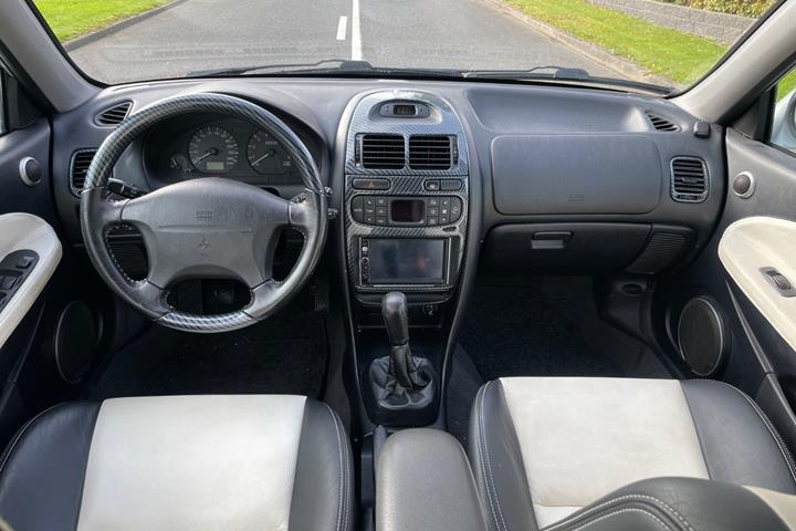 Hvid Mitsubishi Carisma fra 1999
