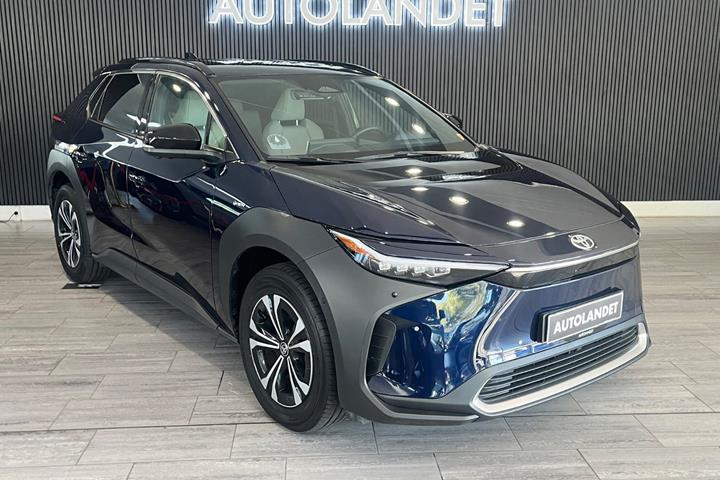 Blå Toyota BZ4X fra 2023