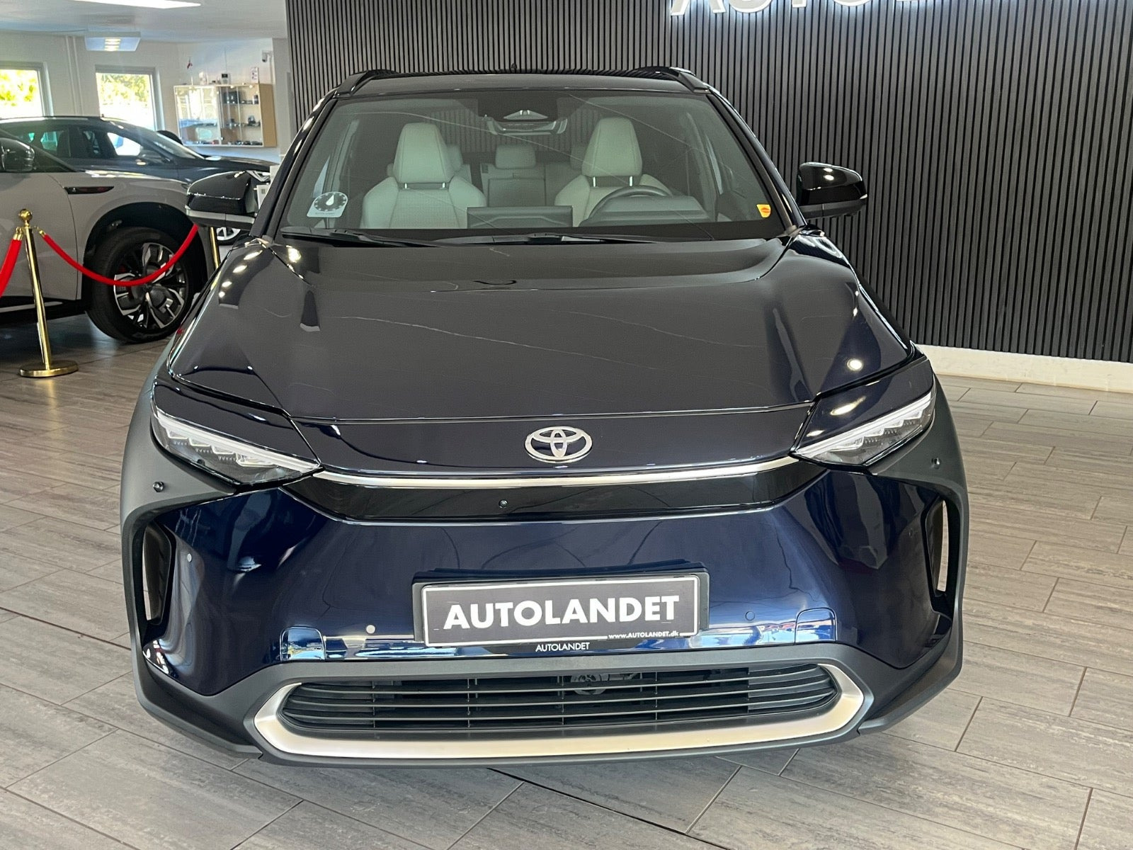 Blå Toyota BZ4X fra 2023