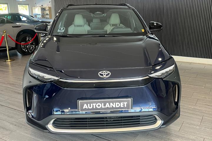 Blå Toyota BZ4X fra 2023