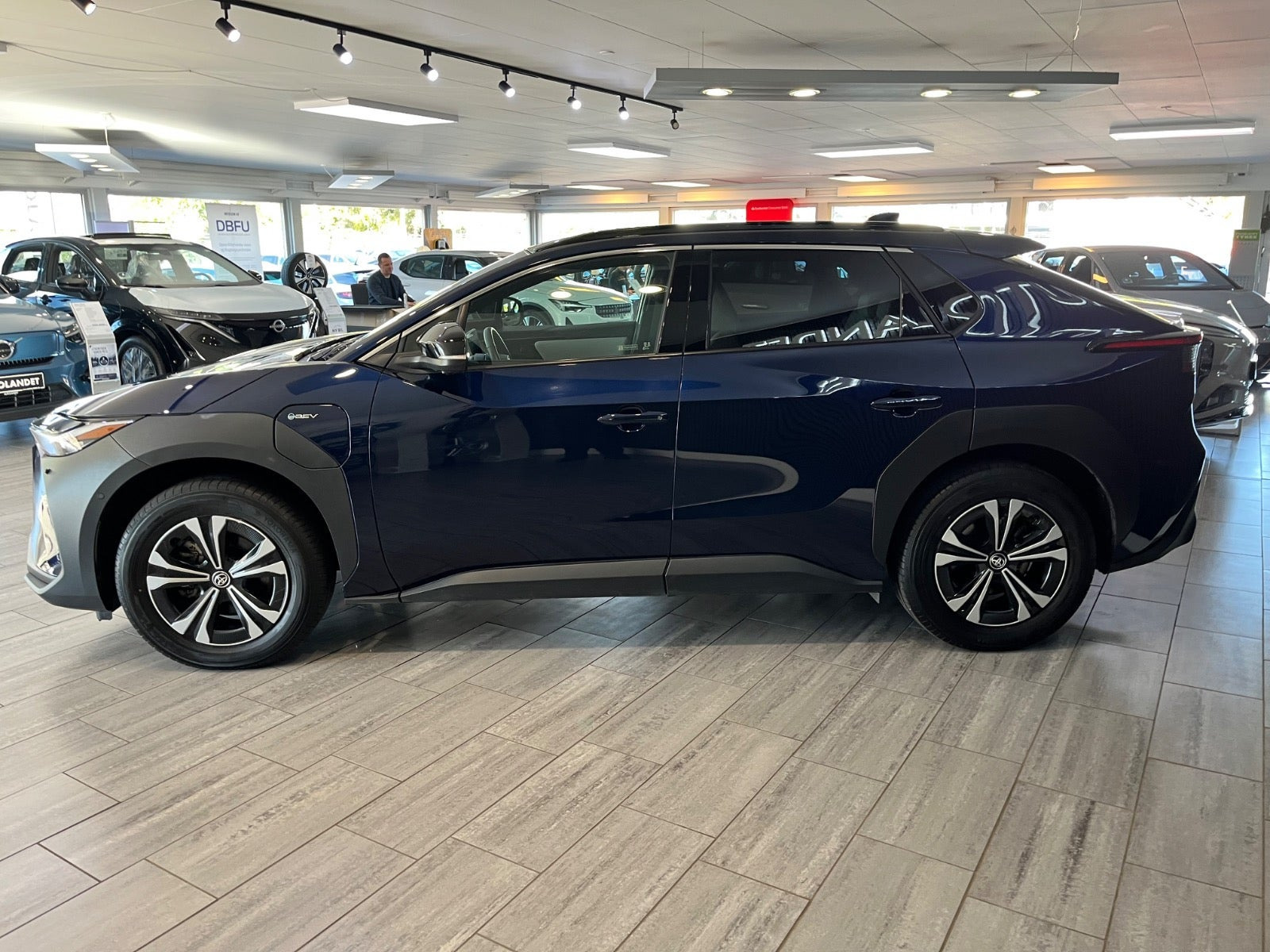 Blå Toyota BZ4X fra 2023