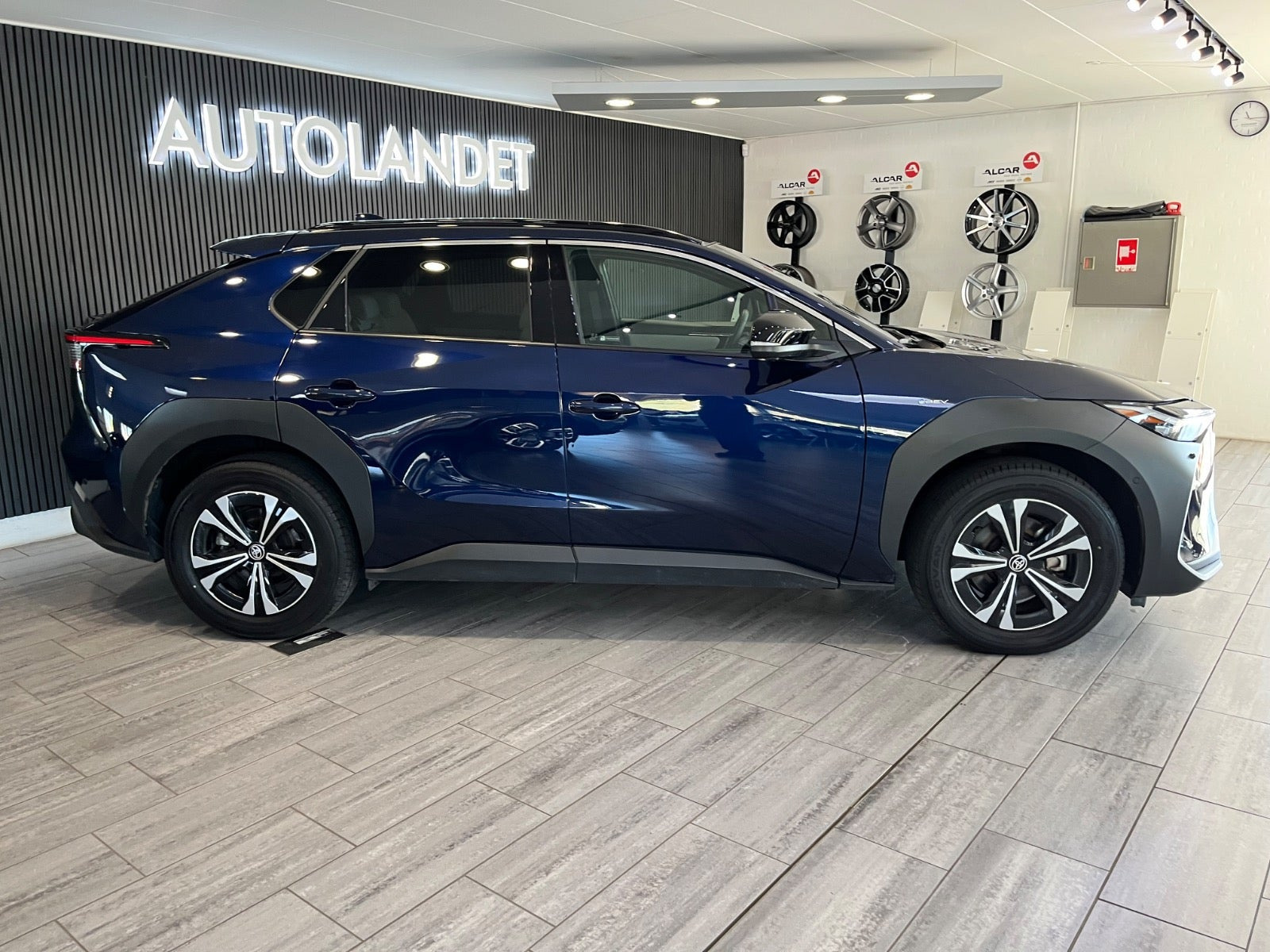 Blå Toyota BZ4X fra 2023