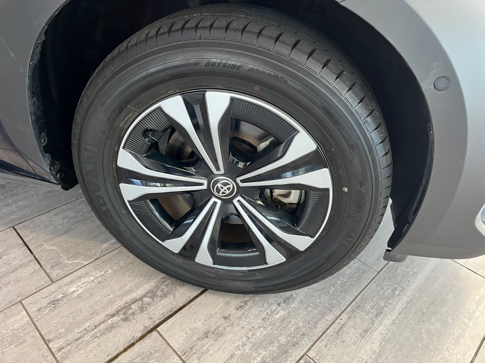 Blå Toyota BZ4X fra 2023