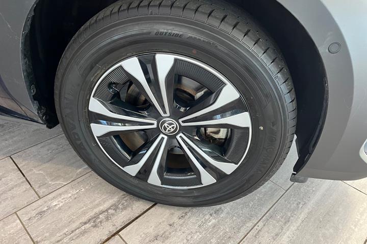 Blå Toyota BZ4X fra 2023