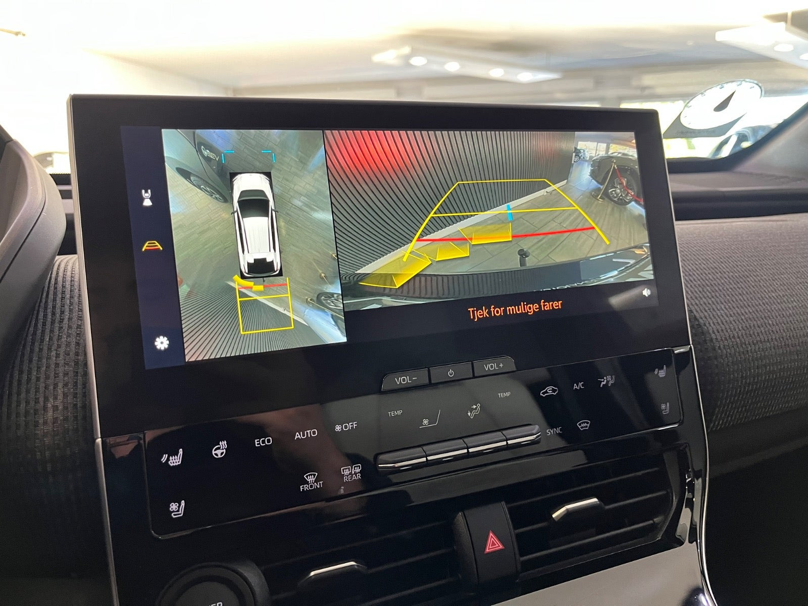 Blå Toyota BZ4X fra 2023