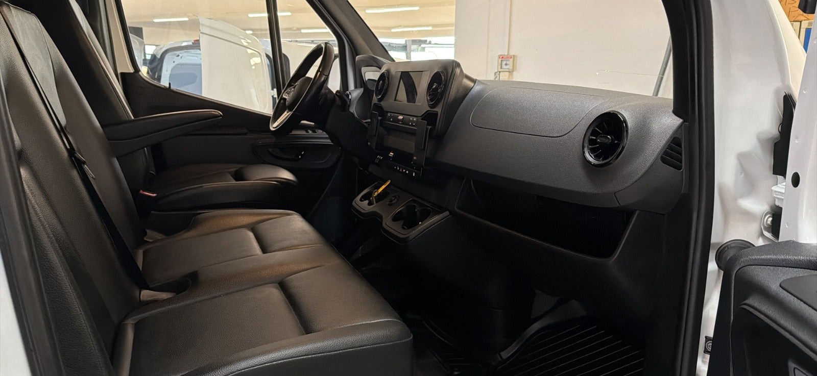 Hvid Mercedes Sprinter 317 fra 2023