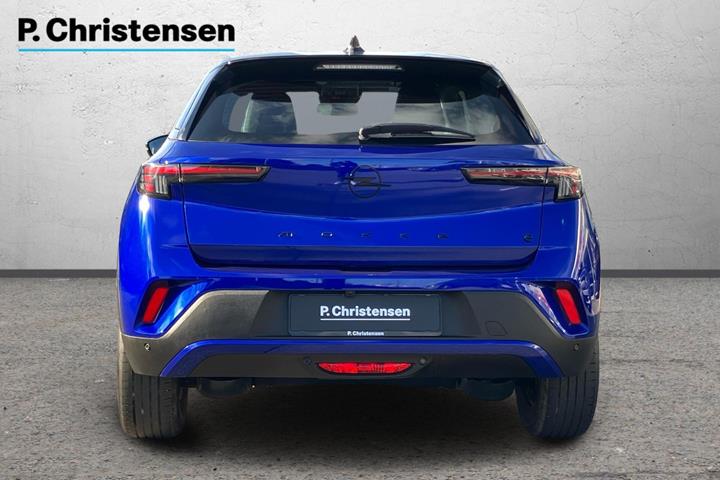 Blå Opel Mokka-e fra 2025