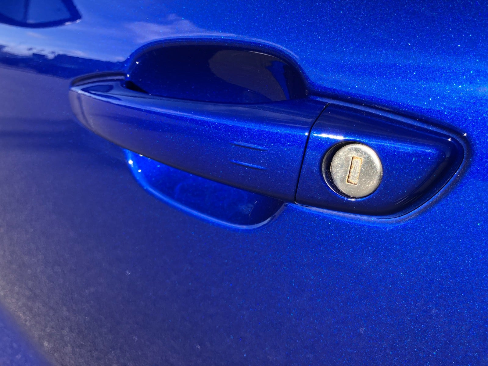 Blå Opel Mokka-e fra 2025