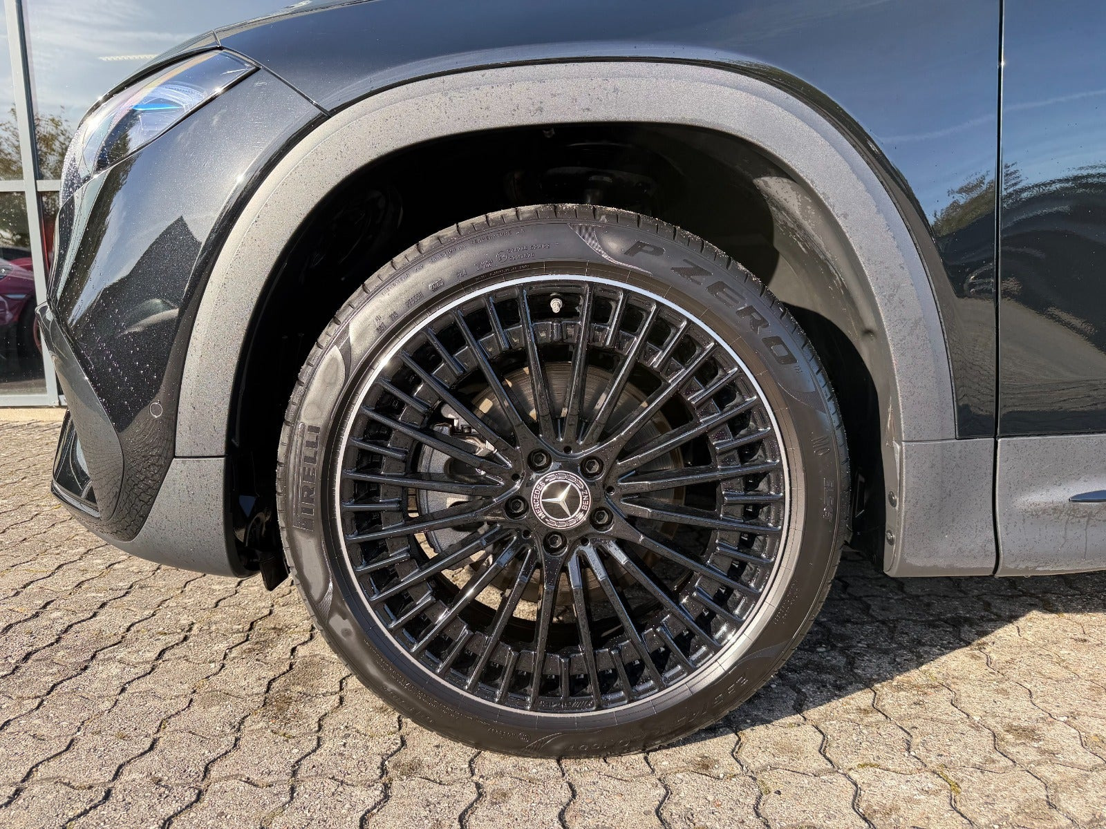 Sort Mercedes EQB250+ fra 2025