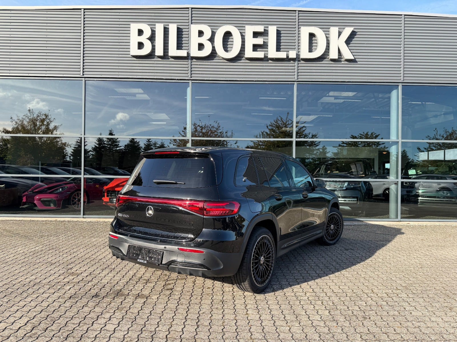 Sort Mercedes EQB250+ fra 2025