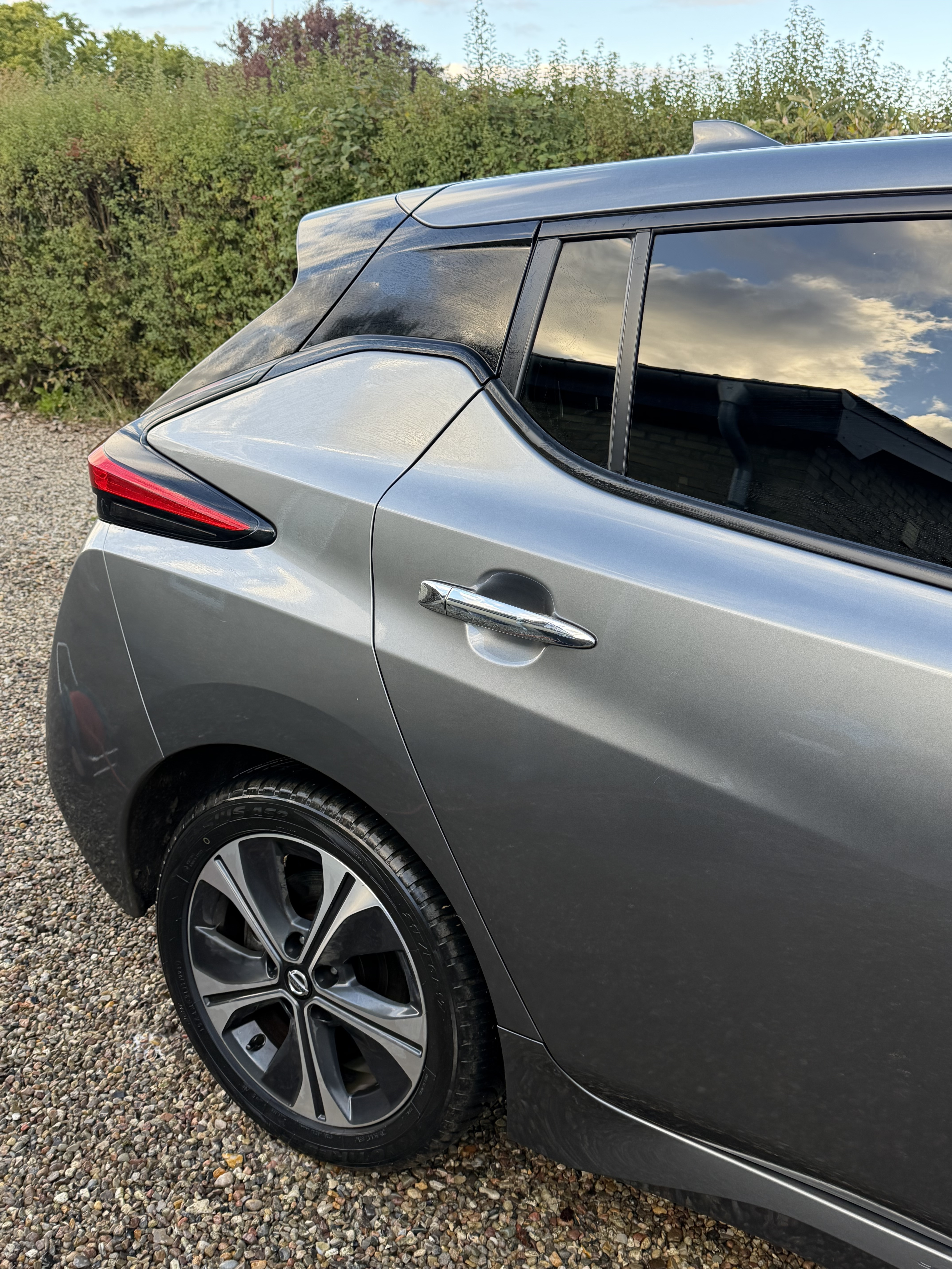 Grå Nissan Leaf fra 2021