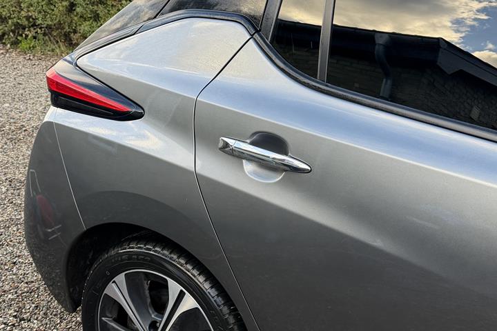 Grå Nissan Leaf fra 2021