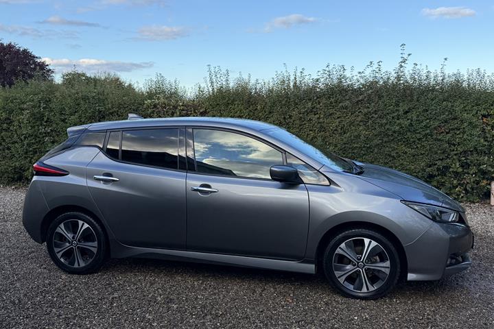 Grå Nissan Leaf fra 2021