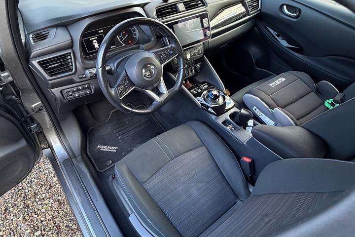 Grå Nissan Leaf fra 2021