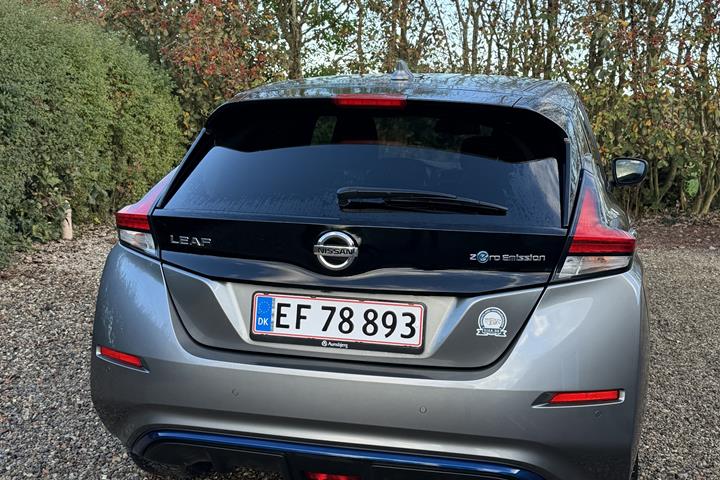 Grå Nissan Leaf fra 2021