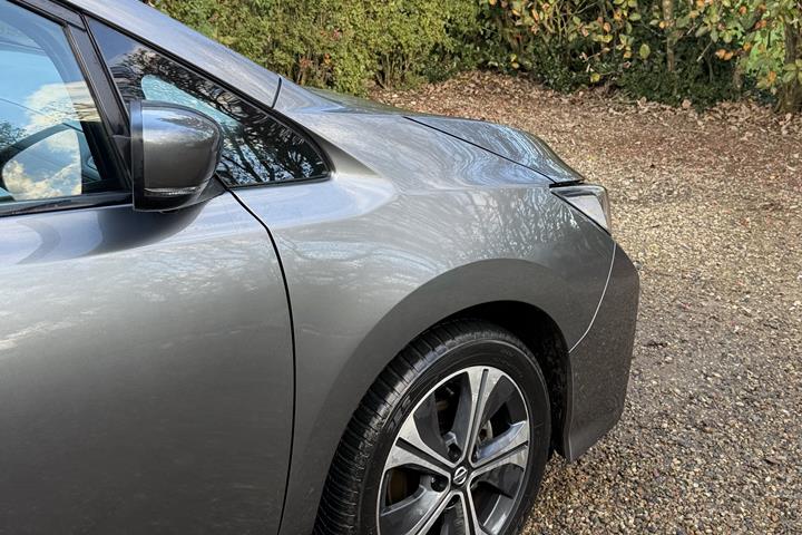 Grå Nissan Leaf fra 2021