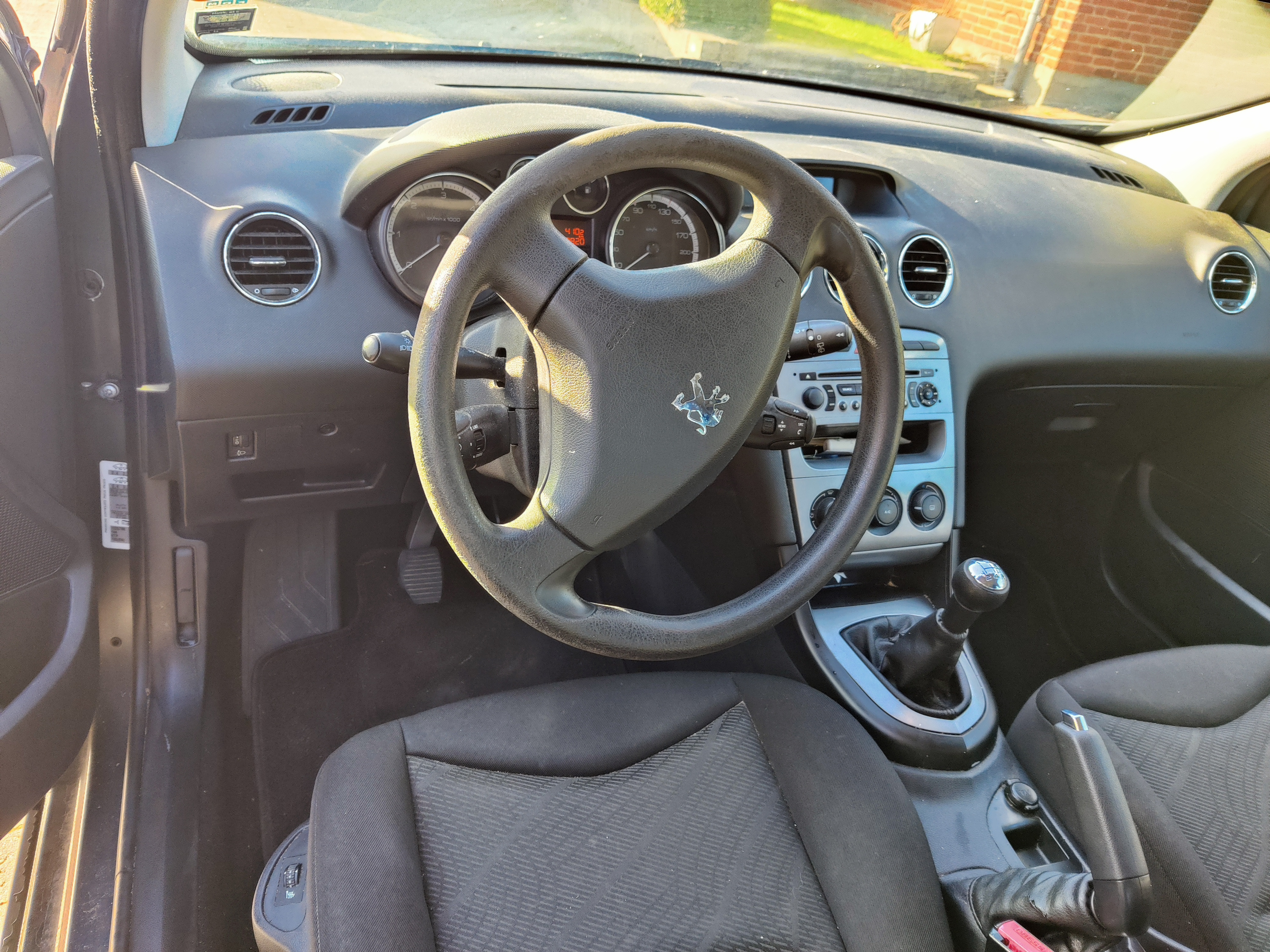 Grå Peugeot 308 fra 2010