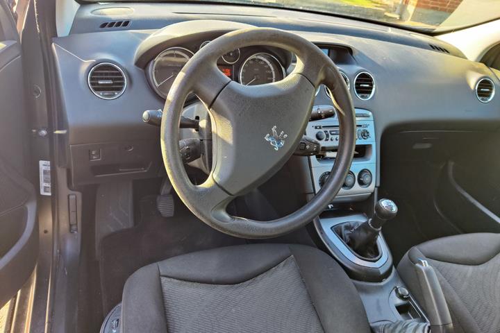 Grå Peugeot 308 fra 2010
