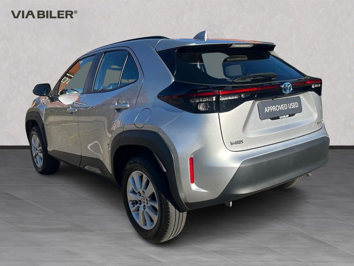 Sølv Toyota Yaris Cross fra 2023