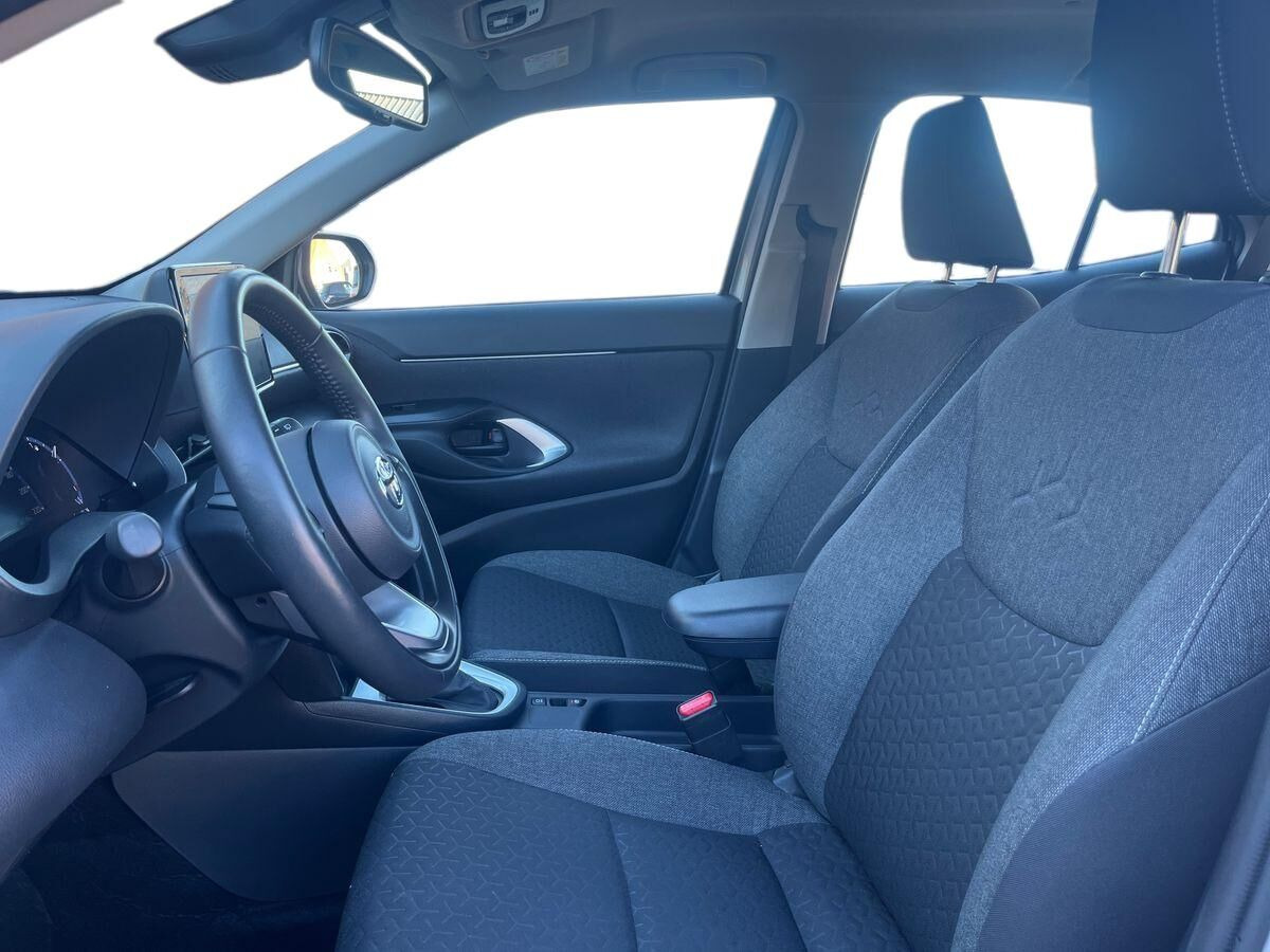 Sølv Toyota Yaris Cross fra 2023