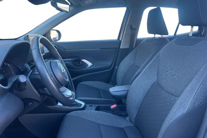 Sølv Toyota Yaris Cross fra 2023