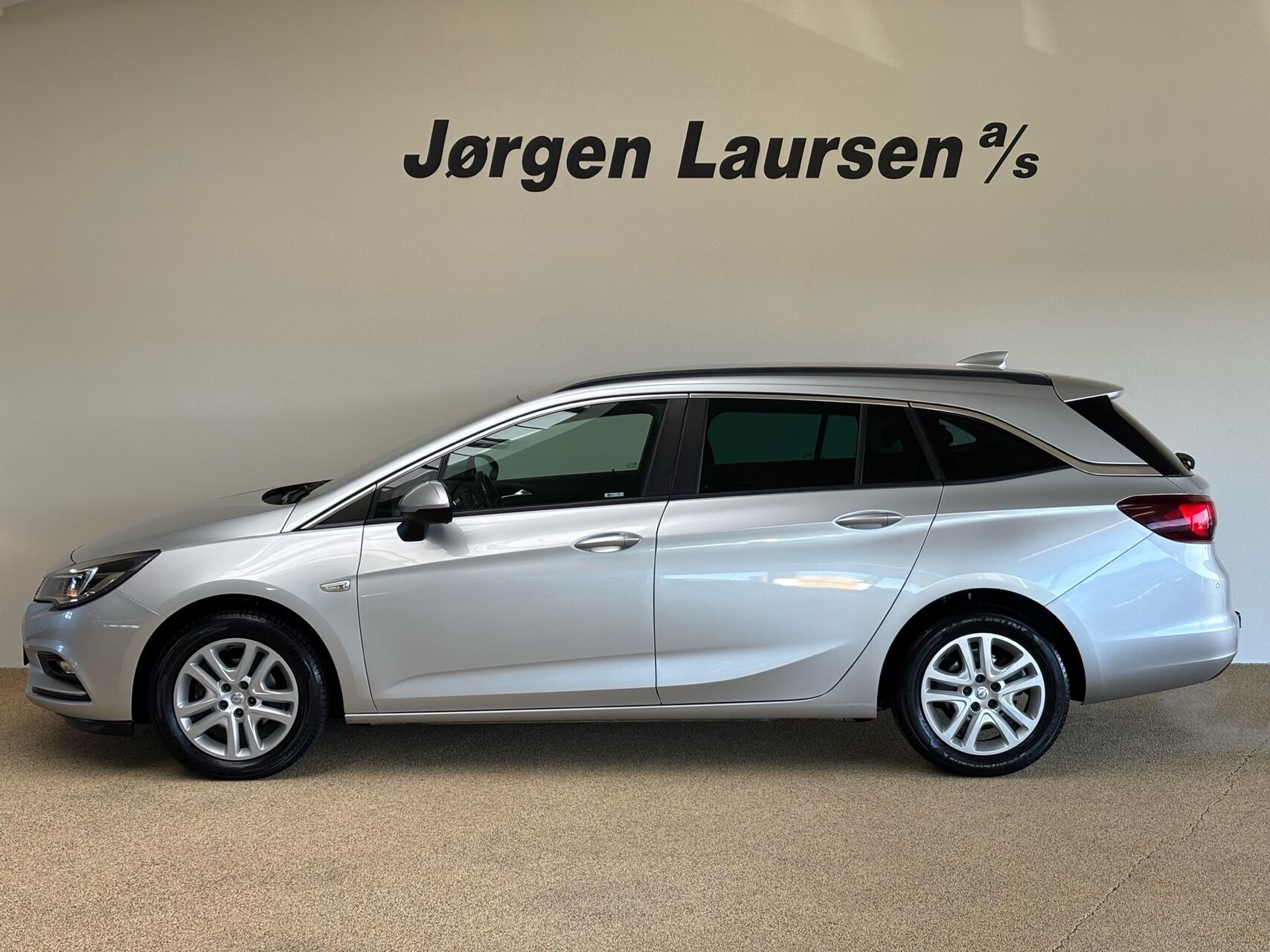 Sølv Opel Astra fra 2017